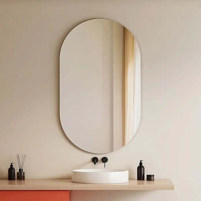 Emke Wandspiegel OM17 -  - Modernes Badezimmermöbel mit ovalem Spiegel, weißem Aufsatzwaschbecken und schwarzer Armatur auf heller Holzplatte mit orangefarbenem Schrank.
