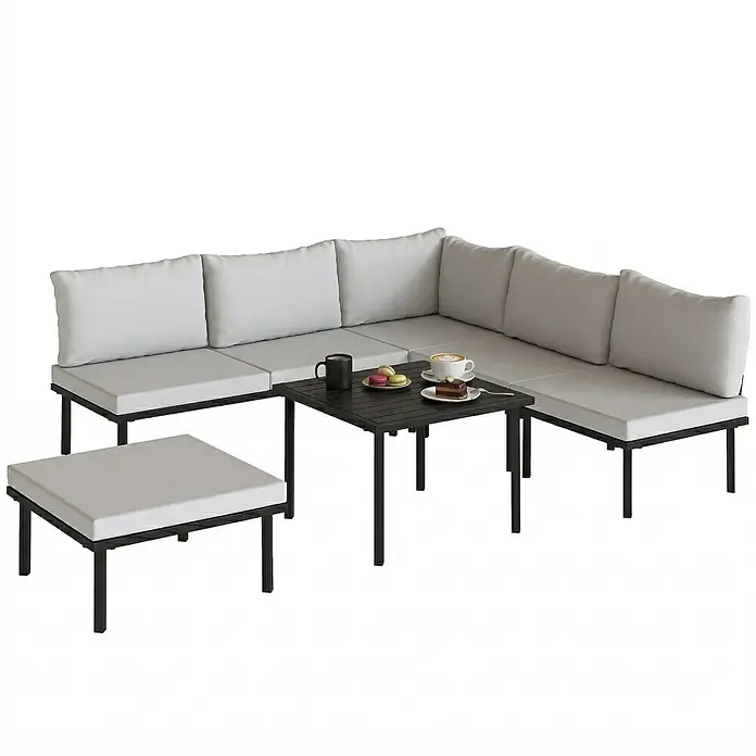 Outsunny Loungemöbel-Set - 6 -tlg., Metall, Polyester, Schaumstoff, PP-Baumwolle, Verstellbare Füße, Hellgrau - Schwarzes Outdoor-Ecksofa aus Metall mit hellgrauen Kissen, einem Hocker und einem schwarzen Tisch mit Getränken und Snacks.