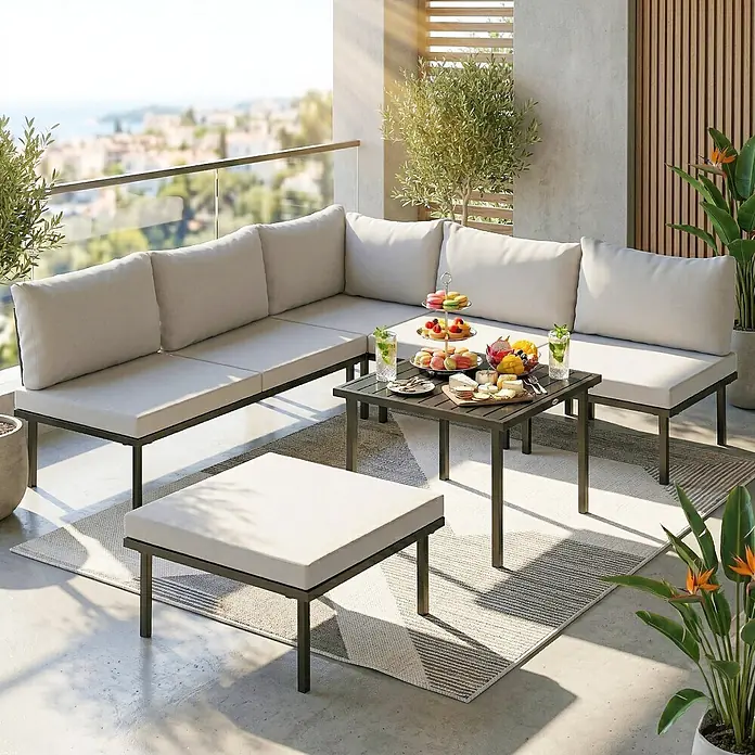 Outsunny Loungemöbel-Set - 6 -tlg., Metall, Polyester, Schaumstoff, PP-Baumwolle, Verstellbare Füße, Hellgrau - Ein L-förmiges Outdoor-Sofa mit hellgrauen Kissen und dunklem Gestell, dazu passender Couchtisch und Hocker auf einem Balkon.