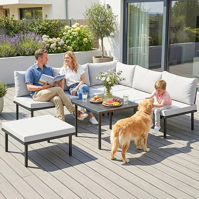 Outsunny Loungemöbel-Set - 6 -tlg., Metall, Polyester, Schaumstoff, PP-Baumwolle, Verstellbare Füße, Hellgrau - Graues modulares Outdoor-Loungeset und Couchtisch auf einer Terrasse, von einer Familie genutzt.