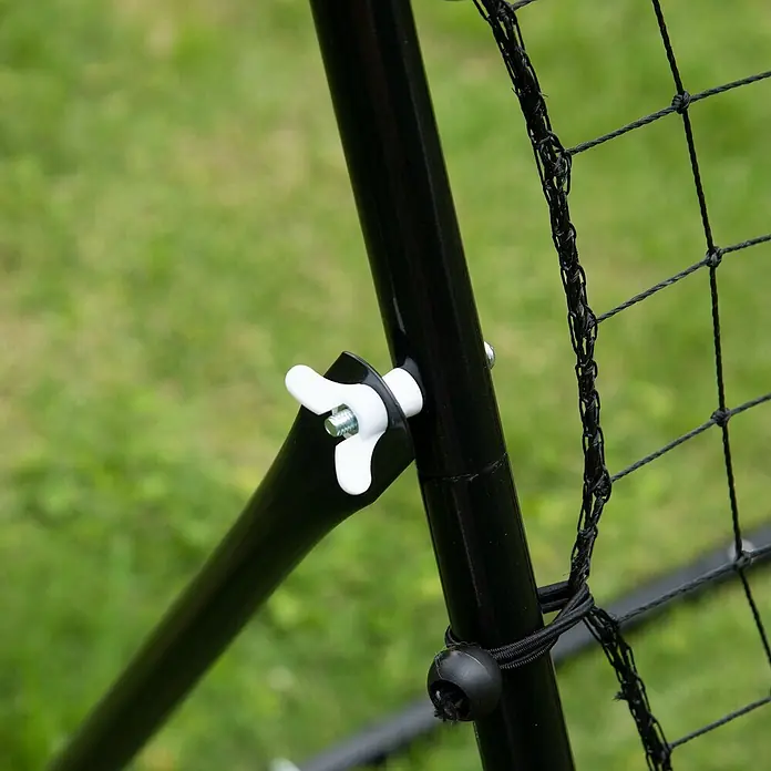 Homcom Sportnetz Rebounder - Stahl, Schwarz - Detail eines schwarzen Sporttorrahmens: weiße Flügelmutter befestigt Strebe an Pfosten, schwarzes Netz mit Gummischnur gesichert.