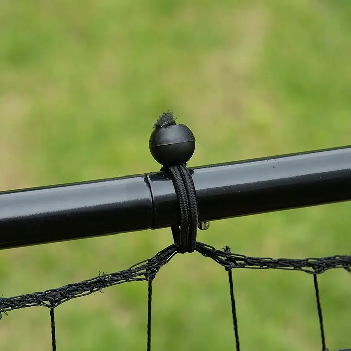 Homcom Sportnetz Rebounder - Stahl, Schwarz - Schwarzer Kugel-Spanner befestigt ein schwarzes Netz an einer schwarzen Metallstange.