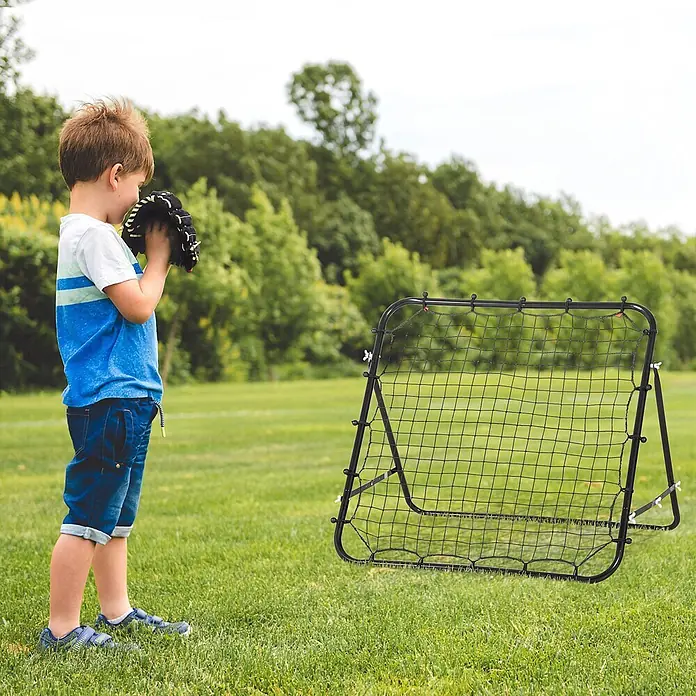 Homcom Sportnetz Rebounder - Stahl, Schwarz - Ein kleiner Junge mit einem Handschuh wirft einen Ball auf ein schwarzes Baseball-/Fußball-Rebounder-Netz.