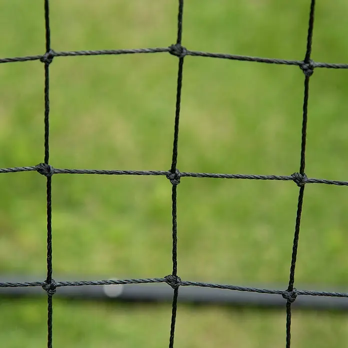 Homcom Sportnetz Rebounder - Stahl, Schwarz - Nahaufnahme eines schwarzen Netzes aus gedrehten Seilen mit quadratischen Maschen und robusten Knoten.