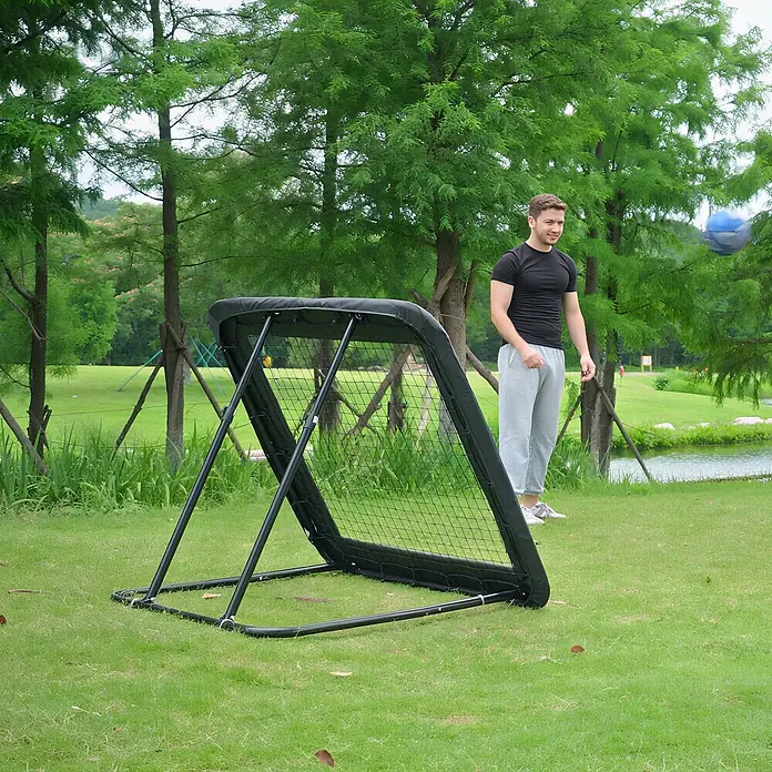 Homcom Sportnetz Rebounder - Metall, Schwarz - Schwarzes Fußball-Rebounder-Netz mit einem Mann, der mit einem blauen Ball spielt.
