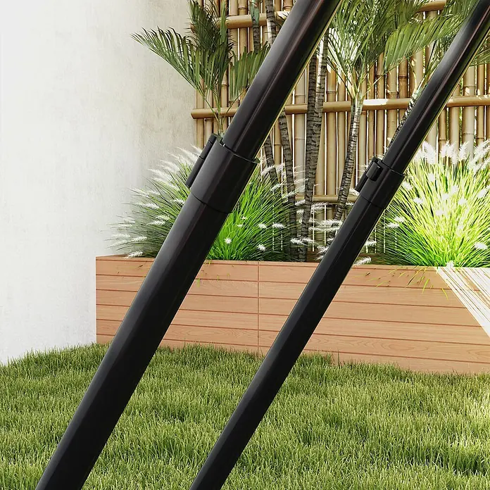 Homcom Sportnetz Rebounder - Metall, Schwarz - Schwarze Metallstangen einer Außenkonstruktion, platziert in einem üppigen Garten mit Holzpflanzgefäß.