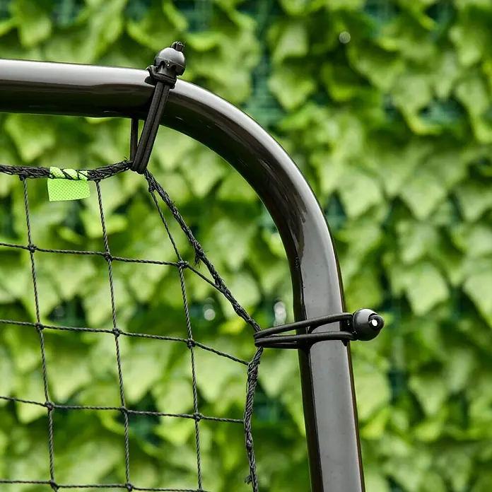 Homcom Sportnetz Rebounder - Metall, Schwarz - Schwarzer Metalltorrahmen mit schwarzem Netz, befestigt mit schwarzen Spanngummis und Kugelspannern, inkl. grünem Etikett.