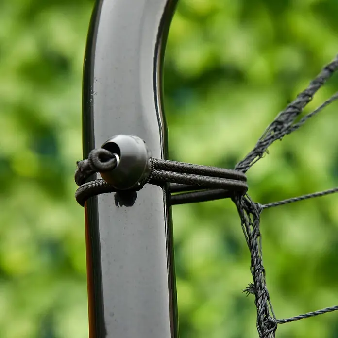 Homcom Sportnetz Rebounder - Metall, Schwarz - Schwarzes Gummiband mit Kugel befestigt ein schwarzes Netz an einer schwarzen gebogenen Stange.