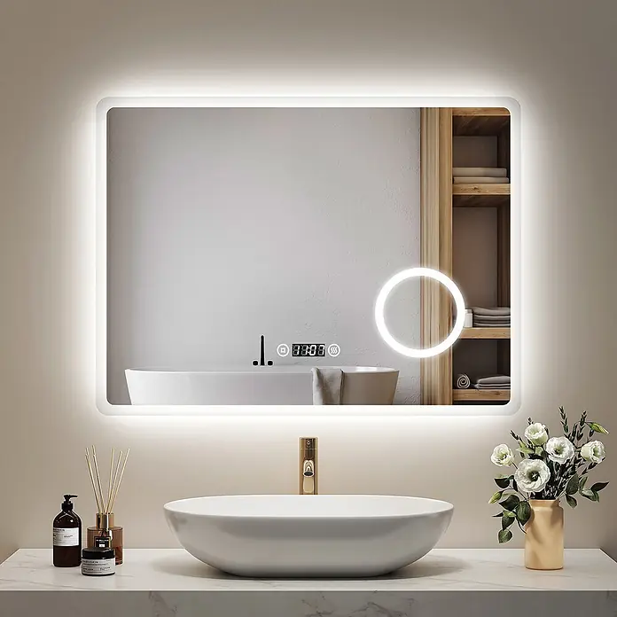 Emke Lichtspiegel Dimlite LM13 -  - Rechteckiger smarter LED-Badezimmerspiegel mit abgerundeten Ecken, integrierter LED-Beleuchtung, digitaler Uhr und Funktionssymbolen über einem Waschbecken.