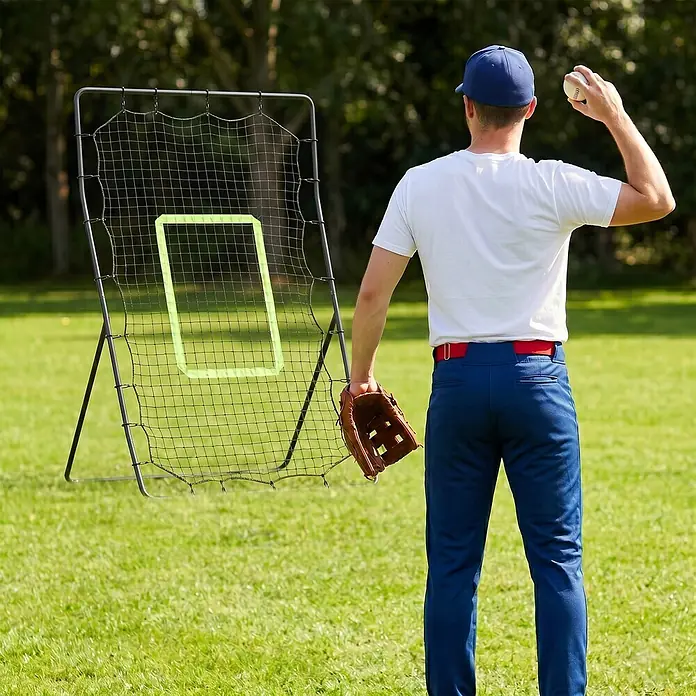 Homcom Sportnetz Rebounder - Metall, Schwarz - Baseball-Wurfnetz mit neongrünem Ziel, das von einem Spieler zum Wurftraining verwendet wird.