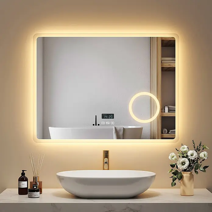 Emke Lichtspiegel Dimlite LM13 - 80 x 60 cm - Rechteckiger LED-Badezimmerspiegel mit abgerundeten Ecken, digitaler Uhr, Bedienelementen und einem beleuchteten Ring über einem Waschbecken.