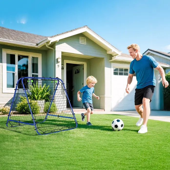 Homcom Sportnetz Rebounder - Sonstiges, Blau - Blaues Fußball-Rebounder mit schwarzem Netz auf einem grünen Rasen, von Vater und Sohn beim Fußballspielen genutzt.
