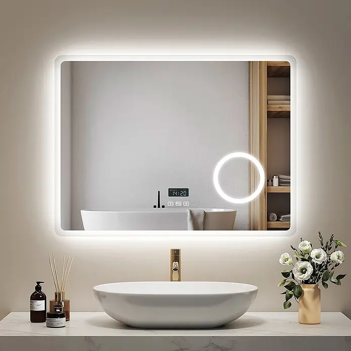 Emke Lichtspiegel Dimlite LM13 - 80 x 60 cm - Rechteckiger LED-Badspiegel mit abgerundeten Ecken, digitaler Anzeige und kreisförmigem Licht über einem Waschbecken.
