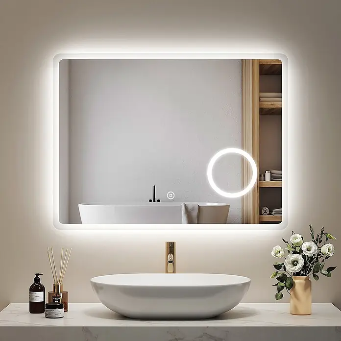 Emke Lichtspiegel Dimlite LM13 -  - Rechteckiger LED-Badspiegel mit runden Ecken, Rand- und Kreisleuchten. Spiegelt ein modernes Bad, über weißem Aufsatzwaschbecken und goldenem Wasserhahn.