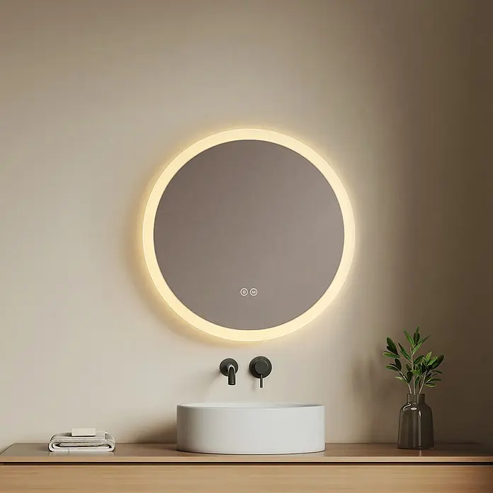 Emke Lichtspiegel Dimlite OLM01 - 50 x 50 cm - Runder Badezimmerspiegel mit warmer LED-Hintergrundbeleuchtung und integrierten Touch-Bedienelementen über einem weißen Aufsatzwaschbecken.