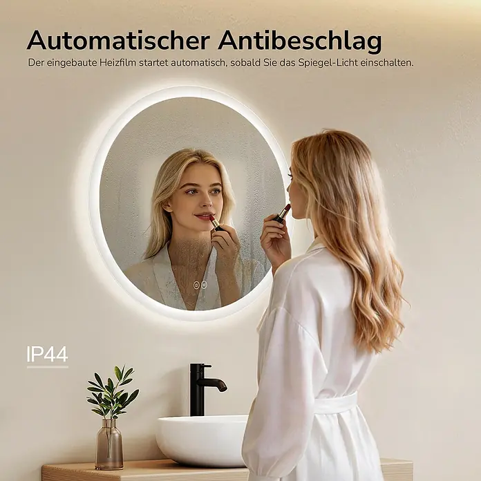 Emke Lichtspiegel Dimlite OLM01 - 50 x 50 cm - Runder LED-Badezimmerspiegel mit automatischer Antibeschlagfunktion (IP44), gezeigt mit einer Frau beim Lippenstiftauftrag.