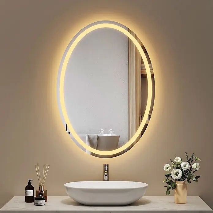 Emke Lichtspiegel Glowrim OLM19 -  - Ovaler LED-Badspiegel mit warmem Licht über einem Waschbecken, reflektiert Badewanne und Holzregale.