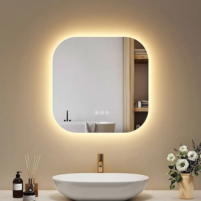 Emke Lichtspiegel Glowrim LM32 -  - Abgerundeter LED-Spiegel mit warmer Beleuchtung und Touch-Bedienelementen über einem modernen Waschbecken.