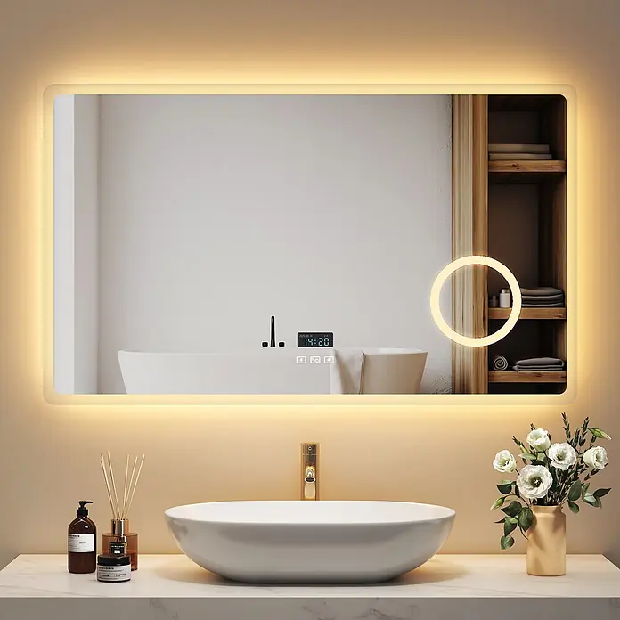 Emke Lichtspiegel Dimlite LM13 -  - Rechteckiger LED-Badezimmerspiegel mit abgerundeten Ecken, Digitaluhr, Touch-Bedienelementen und kreisförmigem Vergrößerungslicht, über einem Waschbecken installiert.