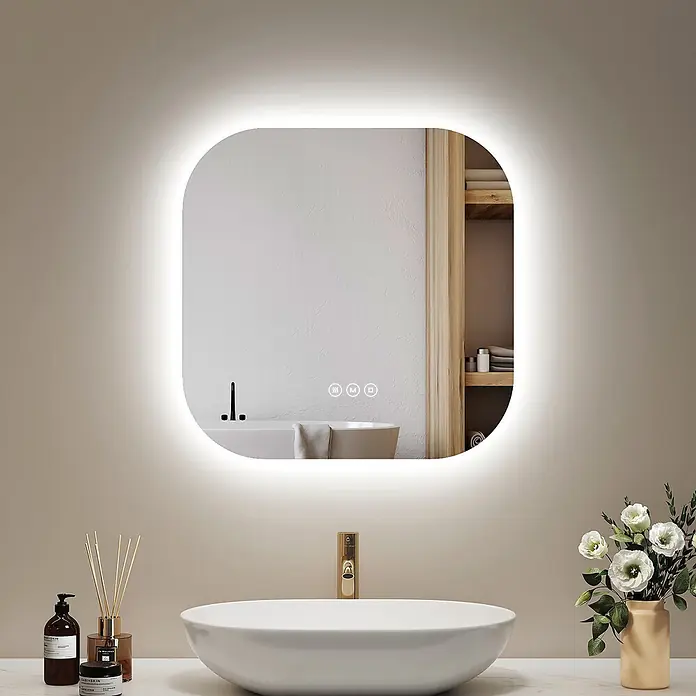 Emke Lichtspiegel Glowrim LM32 -  - Abgerundeter rechteckiger beleuchteter Spiegel mit Touch-Bedienelementen, über einem Waschbecken in einem modernen Bad montiert.
