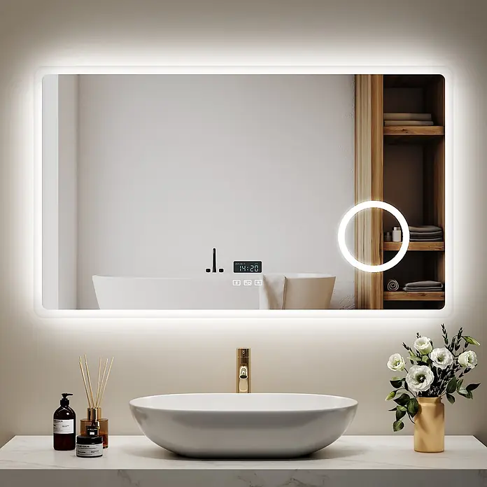 Emke Lichtspiegel Dimlite LM13 -  - Rechteckiger LED-Badezimmerspiegel mit abgerundeten Ecken, Digitaluhr, Symbolen und beleuchtetem Vergrößerungsspiegel, über einem Waschbecken.