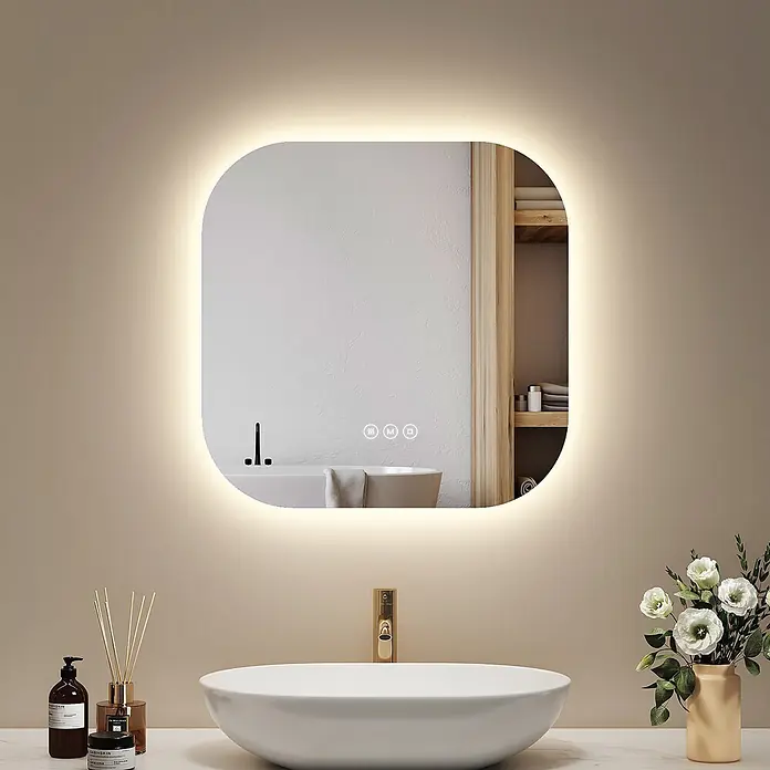 Emke Lichtspiegel Glowrim LM32 -  - Hinterleuchteter LED-Badezimmerspiegel mit abgerundeten Ecken über einem modernen Waschbecken.