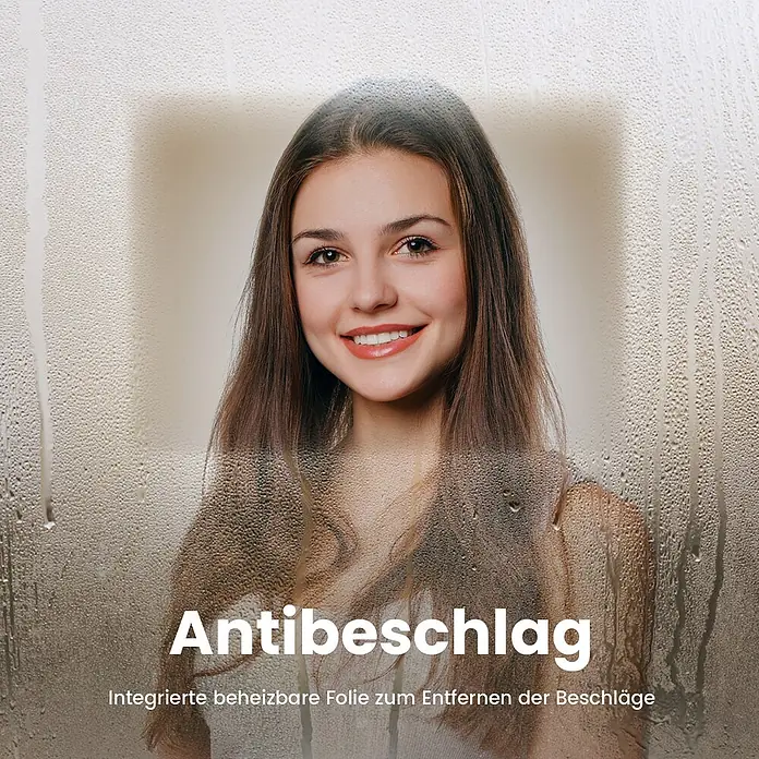 Emke Lichtspiegel Dimlite LM13 -  - Eine Frau lächelt durch einen klaren Bereich eines beschlagenen Spiegels, der die integrierte beheizbare Antibeschlagfolie zeigt.