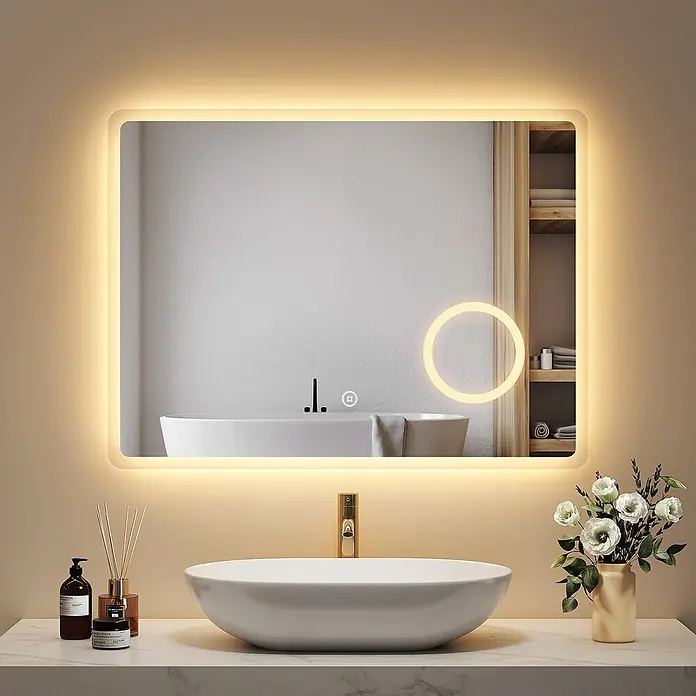 Emke Lichtspiegel Dimlite LM13 -  - Rechteckiger LED-Badspiegel mit warmer Hintergrundbeleuchtung und abgerundeten Ecken, über einem weißen Aufsatzwaschbecken montiert.