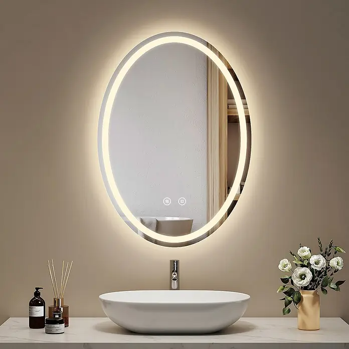 Emke Lichtspiegel Glowrim OLM19 -  - Ovaler LED-beleuchteter Spiegel mit Touch-Bedienung über einem weißen Keramikwaschbecken im Badezimmer.