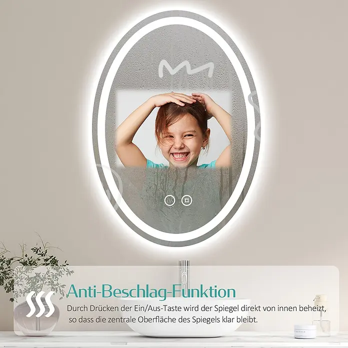 Emke Lichtspiegel Glowrim OLM19 -  - Beleuchteter ovaler LED-Spiegel mit Anti-Beschlag-Funktion, der das klare Spiegelbild eines Kindes trotz Beschlag an den Rändern zeigt.