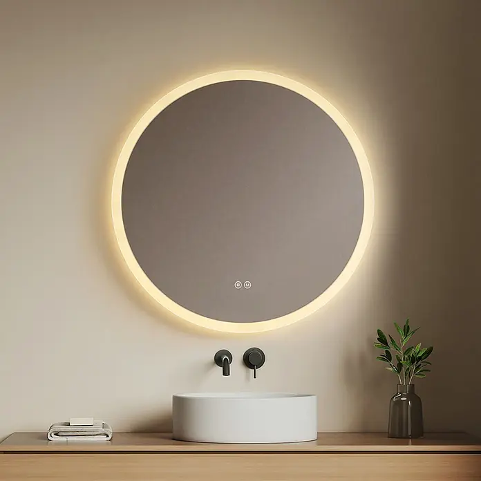 Emke Lichtspiegel Dimlite OLM01 -  - Runder, hinterleuchteter Badezimmerspiegel mit Touch-Steuerung über einem modernen weißen Waschbecken.