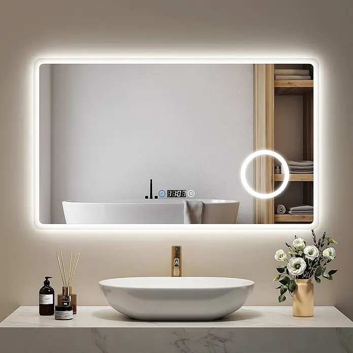 Emke Lichtspiegel Dimlite LM13 -  - Rechteckiger LED-Spiegel mit beleuchtetem Rand, Digitaluhr und integriertem Vergrößerungsspiegel in modernem Bad.