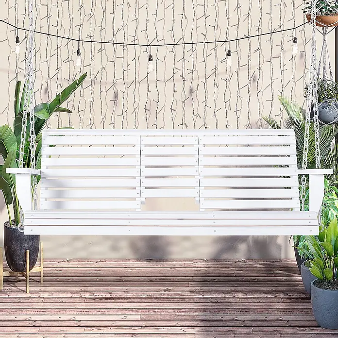 Outsunny Hängebank - B x T x H: 75 x 75 x 53 cm, Tannenholz, Weiß - Weiße Lamellen-Verandaschaukel, an Ketten auf einer Holzterrasse hängend, umgeben von Pflanzen und Lichterketten.