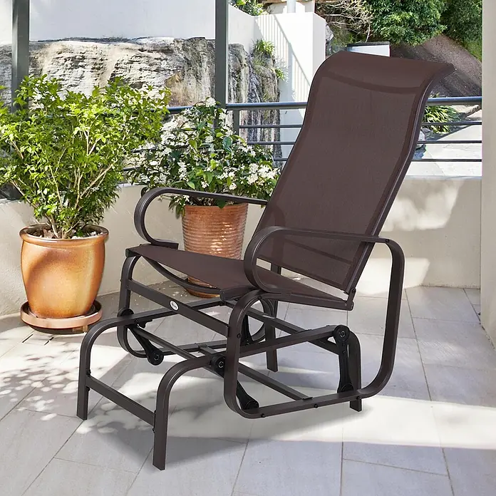 Outsunny Garten-Schaukelstuhl - 1 Stk., Pulverbeschichtetes Metall, Texteline, Braun, B x T x H: 78 x 78 x 105 cm - Brauner Outdoor-Gleitsessel mit Netzstoff und Metallrahmen auf einem Balkon, umgeben von Topfpflanzen.