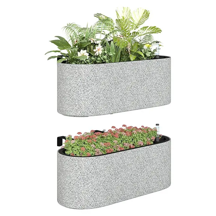 Outsunny Balkonkasten - Max. Außenlänge: 42 cm, Kunststoff, Hellgrau - Zwei hellgrau gesprenkelte selbstbewässernde Pflanzgefäße, eines mit Grünpflanzen und weißen Blüten, das andere mit rosa blühenden Pflanzen.
