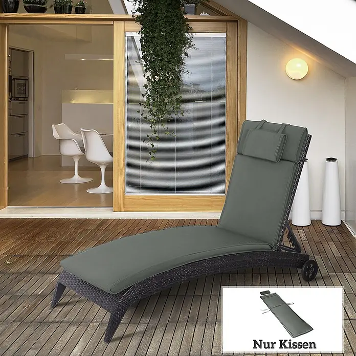 Outsunny Liegenauflage - Gartenliege, 1 Stk., Polyester, Baumwollfaser, Grau - Dunkelgraues Kissen für Sonnenliege auf Rattanliege auf Holzterrasse. Einleger hebt Kissen als Produkt hervor.