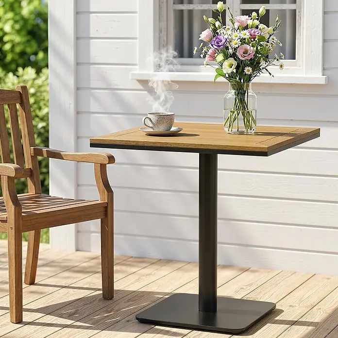 Outsunny Balkontisch - L x B x H: 70 x 70 x 74 cm, Metall, WPC, Viereckig, Natur - Quadratischer Gartentisch mit Holzplatte und dunklem Metallgestell neben einem Holzstuhl auf einer Terrasse.