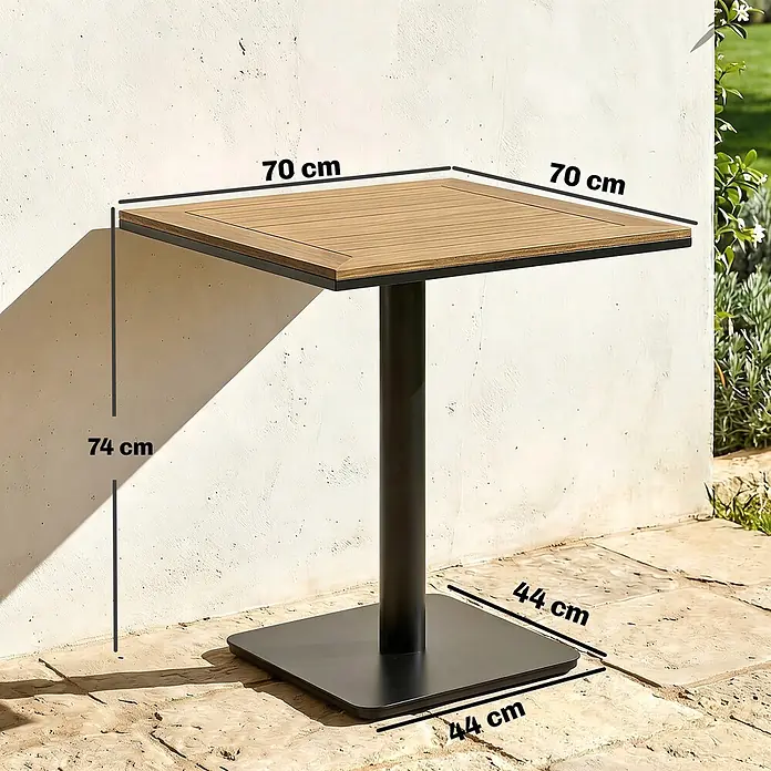 Outsunny Balkontisch - L x B x H: 70 x 70 x 74 cm, Metall, WPC, Viereckig, Natur - Quadratischer Gartentisch mit Holzoptik-Platte und schwarzem Metallfuß. Maße: 70x70x74 cm (Platte), 44x44 cm (Fuß).