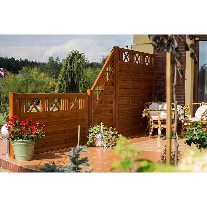 Werth Holz Sichtschutzelement Lausanna - B x H: 179 x 179 cm, Holz, Bangkiraibraun - Holz-Sichtschutz umgibt gemütlichen Terrassenbereich mit Rattanmöbeln und Pflanzen.