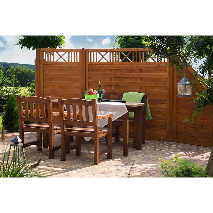 Werth Holz Sichtschutzelement Lausanna - B x H: 179 x 179 cm, Holz, Bangkiraibraun - Hölzerner Gartensichtschutz und passende Essgruppe auf einer gepflasterten Terrasse, mit Tisch, Stühlen und einer Bank.