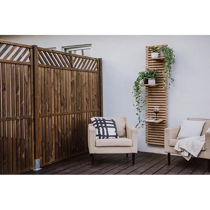 Werth Holz Sichtschutzelement Victoria - B x H: 179 x 179 cm, Holz, Braun - Gemütlicher Outdoor-Loungebereich mit dunklem Holzzaun und hellem Holz-Wandregal für Pflanzen, Buch und Weinglas.