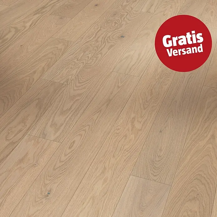 Parador Parkett Classic 3025 - Eiche Cortese weiß weiß, Mehrstab, 1.170 x 120 x 13 mm - Hell getönter Holzfußboden mit sichtbarer Maserung und natürlichen Ästen, diagonal verlegt. Ein roter, runder Aufkleber oben rechts sagt 'Gratis Versand'.