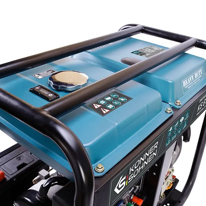Stürmer Maschinen Stromerzeuger KS 6100 HDE - Nennleistung: 5 kW, Tankvolumen: 11 l, Verbrauch: 2,1 l/h - Ein türkis-schwarzer Dieselgenerator mit robustem Rahmen, Tankdeckel, Digitalanzeige und verschiedenen Warn- und Spezifikationsetiketten an Oberseite und Seite.
