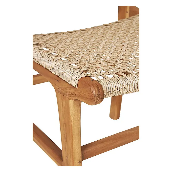 Ebuy24 Gartenstuhl Derby 2er-Set - 2 Stk., Massiv Teakholz, PE Rattan, Natur, B x T x H: 50 x 54 x 85 cm - Nahaufnahme einer Stuhlsitzfläche aus beigefarbenem, geflochtenem Naturfaser und hellbraunem Holzrahmen.