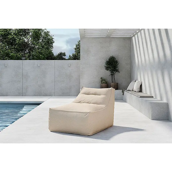 Ebuy24 Garten-Loungesessel Redang - 1 Stk., Polypropylen (PP), Beige, B x T x H: 94 x 118 x 83 cm - Beiger Outdoor-Sitzsack am Pool auf einer modernen Terrasse.
