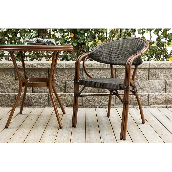 Ebuy24 Gartensessel Vila 2er-Set - 2 Stk., Aluminum, Schwarz, B x T x H: 60 x 83 x 83 cm - Brauner Aluminiumtisch und Stuhl mit dunklem Geflecht auf Holzterrasse.
