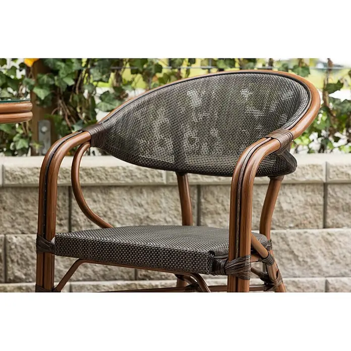 Ebuy24 Gartensessel Vila 2er-Set - 2 Stk., Aluminum, Schwarz, B x T x H: 60 x 83 x 83 cm - Brauner Terrassenstuhl im Rattan-Stil mit dunklem Netzgewebe für Sitz und Rückenlehne, im Freien stehend.