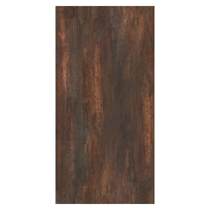 SanDesign Alu-Verbundplatte - 125 x 250 cm, Rost - Nahaufnahme einer verwitterten Rostmetalltextur mit vertikalen Streifen in dunklen rötlich-braunen und schwarzen Tönen, die eine gealterte Oberfläche zeigt.