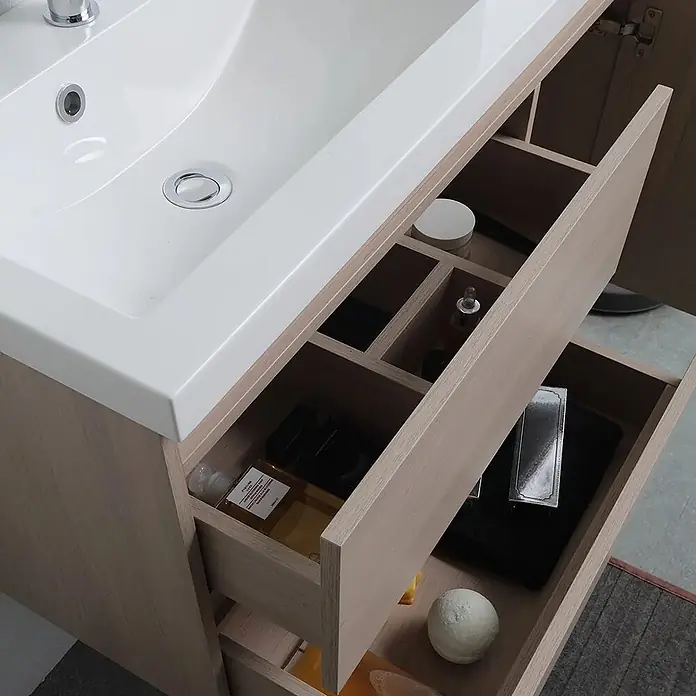 Kiamami Valentina Badmöbel-Set - Beige - Waschtischunterschrank aus hellem Holz mit weißem Waschbecken und offenen, organisierten Schubladen.