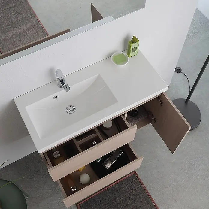 Kiamami Valentina Badmöbel-Set - Beige - Badezimmermöbel aus hellem Holz mit weißem Waschbecken, offenen Schubladen mit Organizern und offenem Schrank.